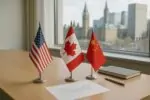 Флаги Канады, США и Китая на столе рядом с нейтральным графиком опроса, дневной свет, спокойный тон