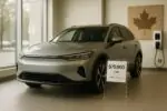 Премиальный электрокроссовер в канадском автосалоне рядом с ценником и нейтральным намёком на приватность данных