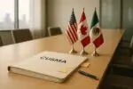 Папка с надписью CUSMA на столе переговоров и флажки США, Канады и Мексики, мягкий дневной свет