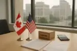 Флаги Канады и США рядом с таможенными документами и графиком, символизирующими тарифы и поддержку