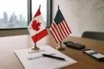 Флаги Канады и США на столе рядом с документами о тарифах и переговорах, светлый офисный фон.