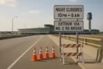 Дневной вид моста к аэропорту с нейтральными знаками о ночных закрытиях и объезде, спокойная атмосфера.