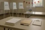Пустой избирательный участок в Альберте: на столе аккуратная стопка из десяти бюллетеней и конверт.