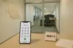 Современный колл-центр и смартфон с набором «9-1-1» как символ обновления службы 911 в Британской Колумбии.