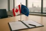 Флаги Канады и ЕС рядом с папкой соглашений на столе в светлой переговорной, символ партнёрства