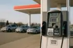 Канадская АЗС днём: табло цен показывает подешевевший бензин и рекордно дорогой дизель
