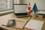 Рабочий стол в офисе Оттавы: паспорт, папка с документами для поездок и ноутбук в мягком дневном свете