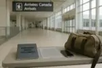 Спокойная зона прилёта в аэропорту: сумка, телефон и папка с временным документом на скамье