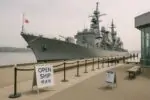 Японский учебный военный корабль у пирса в Норт-Ванкувере, рядом табличка о дне открытых дверей