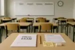 Пустой класс в Онтарио: на парте бланк итогового экзамена, лист посещаемости и заметка о финтесте