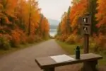 Осенний лесной маршрут рядом с Ванкувером: тропа к тихому озеру, указатель и карта на перилах.