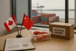 Офис у порта: документы на экспорт, контейнер с лобстером и флажки Канады и Китая на столе