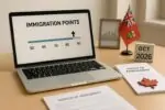 Рабочий стол с ноутбуком и документами CRA Notice of Assessment, символизирующими бонус баллов OINP в Онтарио
