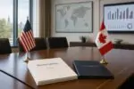 Документы о «целостности выборов» и раздельно стоящие флажки США и Канады в переговорной при дневном свете